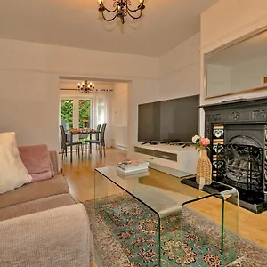 Finest Retreats - Debarnes House Solihull